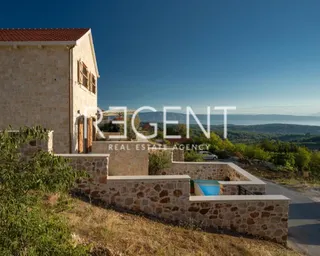 Hvar- kamena vila unikatnog dizajna 250m2